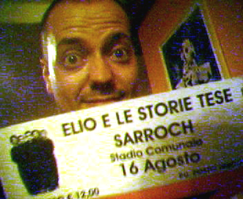 Ivan Piombino con il biglietto di Sarroch in Sardegna