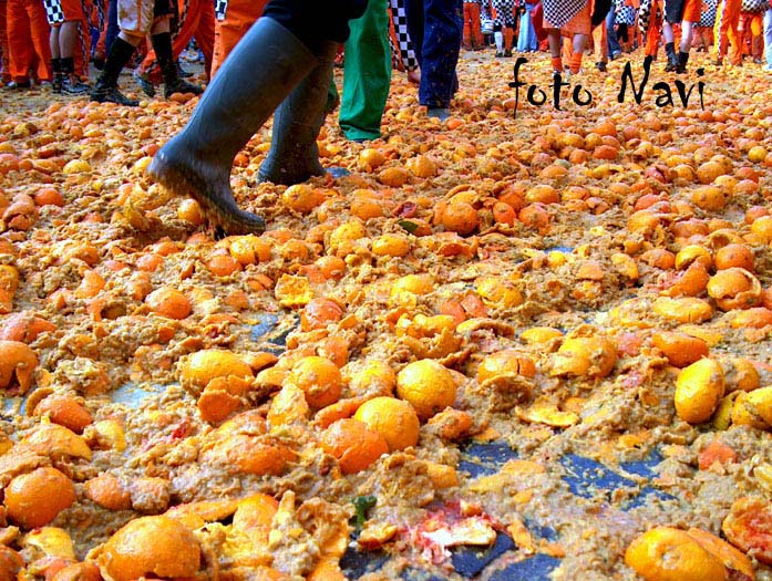 Un mare di polpa d'arance buttate al rogo