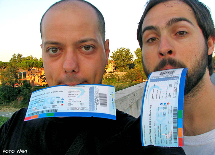 Ivan Piombino e Sciopenauer con i biglietti per lo spettacolo 40 euro l'uno
