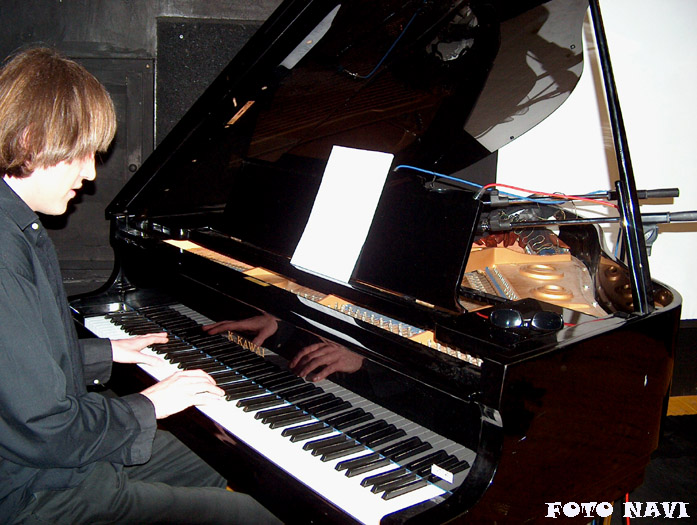 Alan al piano